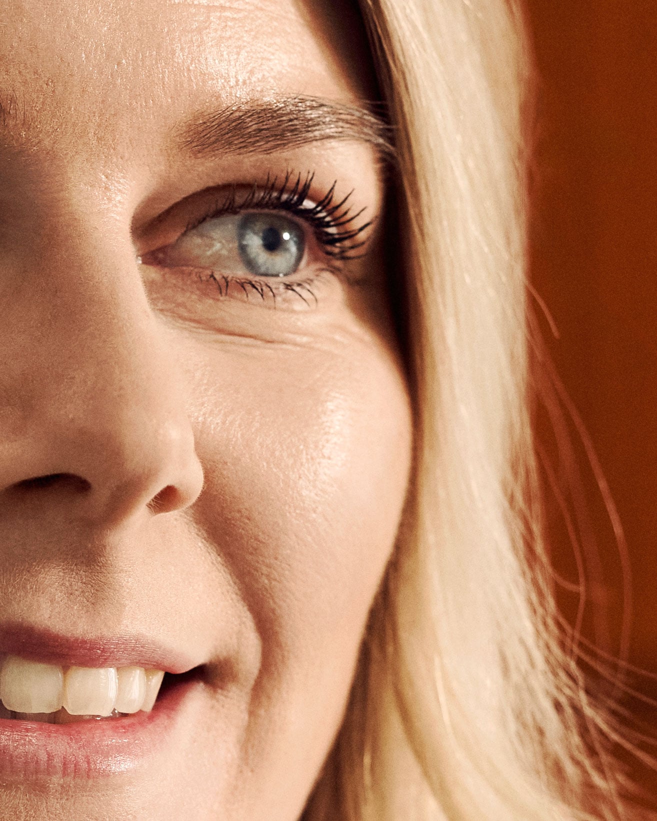 Kvinde med blondt hår, og blå øjne i profilvisning